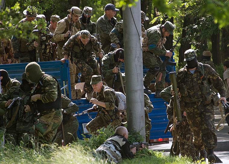 Народные ополченцы батальона «Восток» у аэропорта Донецка, Украина