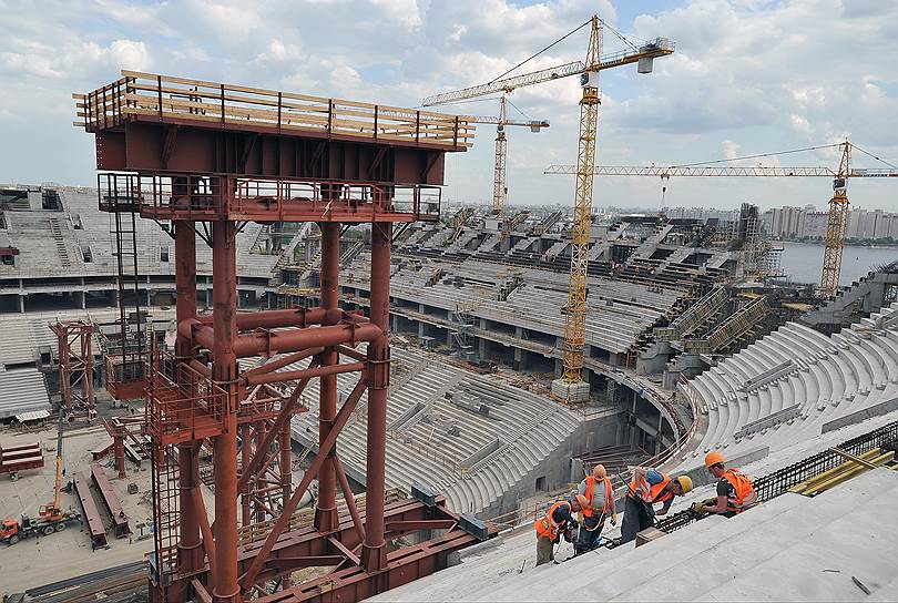 По словам вице-губернатора Санкт-Петербурга по строительству Марата Оганесяна, главная особенность «Зенит-Арены» – выкатное поле на пневмоподушке с сервоприводом, которое проходит под так называемым мостом шириной 85 м. Это позволит трансформировать стадион в крупнейшую в городе крытую площадку для проведения мероприятий