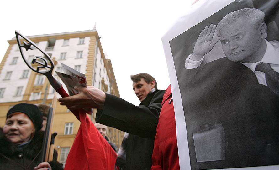 Слободан Милошевич был похоронен 18 марта 2006 года в его родном городе Пожаревац, в 80 километрах к юго-востоку от Белграда. Попрощаться с ним пришли 80 тыс. белградцев. Могила находится во дворе семейного дома Милошевичей, «под старой липой, под которой он впервые поцеловал свою будущую жену» 