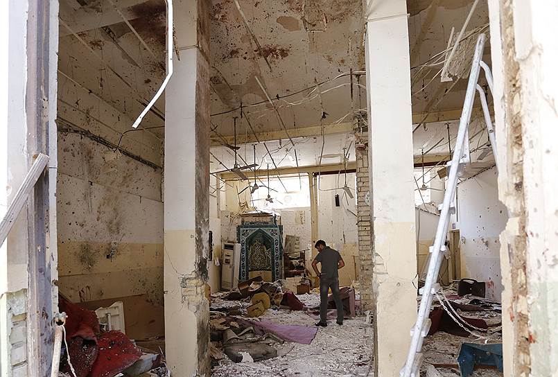 Последствия взрыва бомбы в одной из шиитских мечетей в Багдаде
