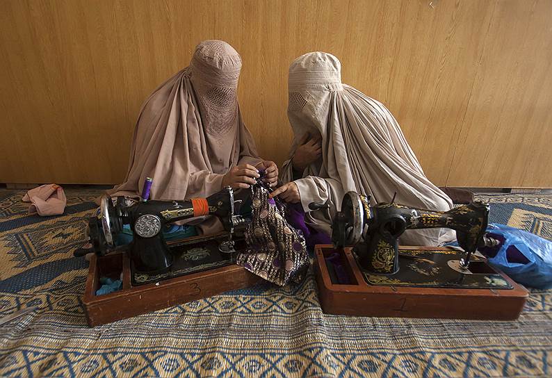 Женщины-пуштуны во время урока шитья в Пешаваре, Пакистан