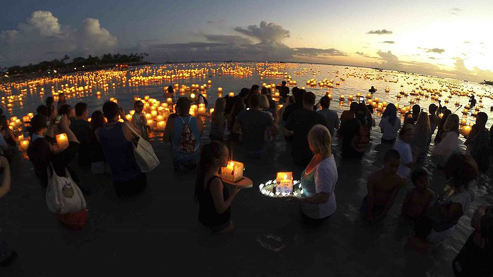 День памяти жертв войны, голода и стихийных бедствий на пляже в Гонолулу, Гавайи