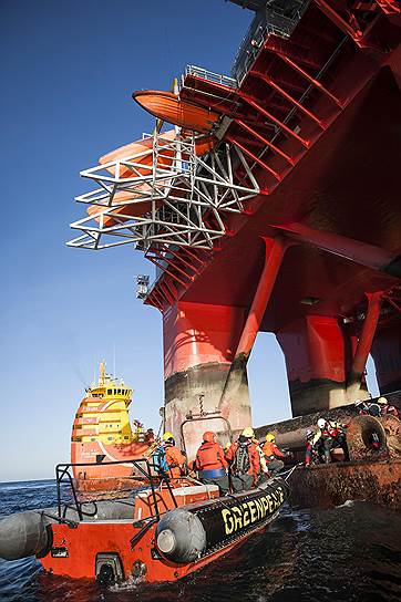 Активисты Greenpeace штурмуют буровую платформу Transocean Spitsbergen, зафрактованную норвежской компанией Statoil