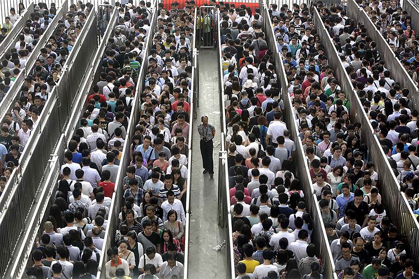 Пассажиры пекинской подземки, ожидающие досмотра перед входом на станцию в час пик. Власти Китая усилили меры безопасности после теракта в Синьцзян-Уйгурском автономном районе