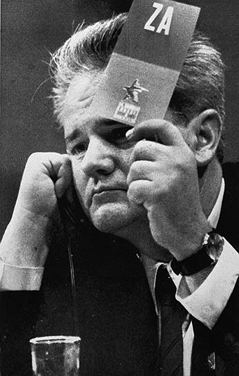 Когда в 1991 году власть Слободана Милошевича повисла на волоске, а Белград захлестнули демонстрации оппозиции, переросшие в кампанию гражданского неповиновения, тогдашний глава Сербии начал войну с Хорватией, призвав соотечественников сплотиться перед лицом внешнего врага
