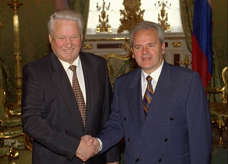 Россия всегда защищала Слободана Милошевича. Милошевич обращался за помощью к «старшему православному брату», только когда Сербия подвергалась особо жесткому давлению Запада. И каждый раз Россия немедленно бросалась защищать «младшего брата». Но стоило России добиться выгодных условий для Милошевича, он заключал с Западом сепаратные договоры. Почему в решительные моменты Милошевич поворачивался лицом к Западу, на родине покойного президента многие объясняют просто. Историю о том, что молодой банкир Слободан Милошевич был завербован ЦРУ во время работы в США с 1981 по 1984 год, в Югославии знает даже ребенок. На второй день после выборов 2001 года в Югославии тогдашний премьер Воислав Коштуница заявил, что именно политика Запада и в первую очередь США способствовала сохранению власти Милошевича