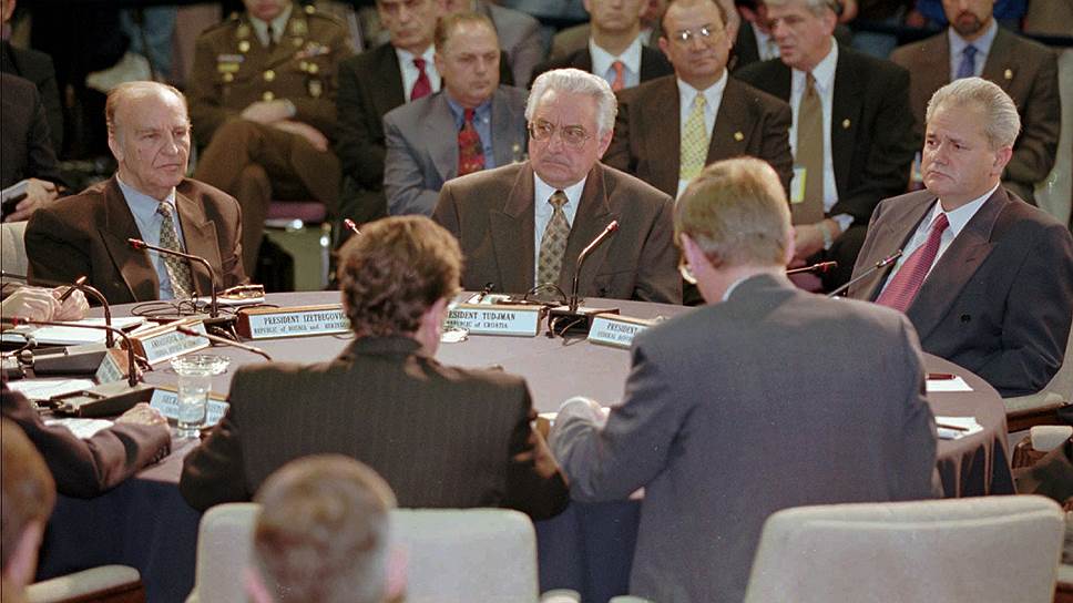 В 1995 году Слободан Милошевич сдал уже боснийских собратьев, подписав болезненный для них Дейтонский мир. До того сербам Боснии предлагалось несколько планов урегулирования, намного более выгодных, нежели Дейтонский. Но с подачи господина Милошевича боснийские сербы их отвергали. Зато по Дейтонскому миру (процесс подписания на фото) он получил статус гаранта: если Запад хотел сохранить мир в Боснии, он должен был соглашаться на сохранение Слободана Милошевича у власти