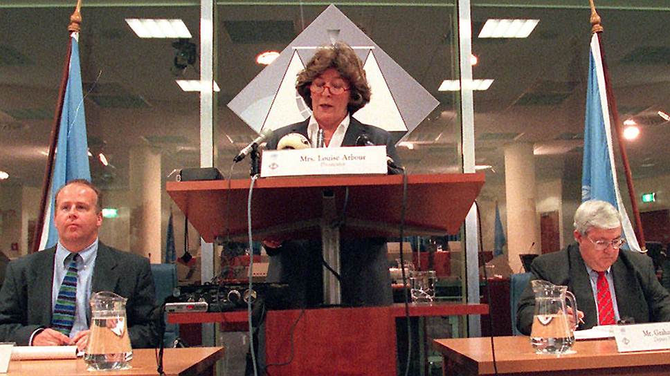 В мае 1999 года Международный трибунал ООН в лице его прокурора Луизы Арбур обвинил бывшего югославского лидера в военных преступлениях и преступлениях против человечности в ходе вооруженных конфликтов в Косово и Хорватии. А по войне в Боснии против господина Милошевича было выдвинуто еще более серьезное обвинение — в геноциде. Был выдан ордер на его арест