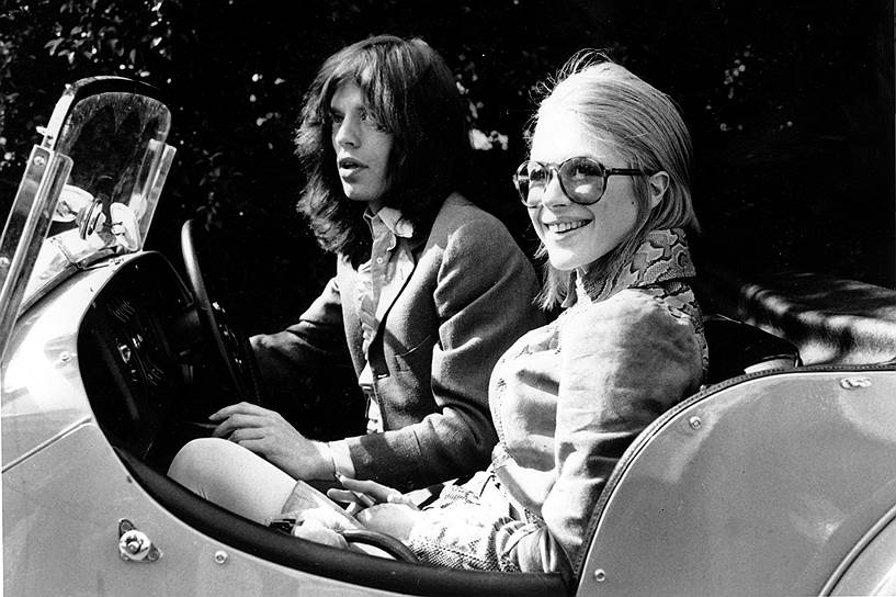 1969 год. Рок-музыкант Мик Джаггер и его подруга Марианна Фейтфул арестованы за употребление наркотиков