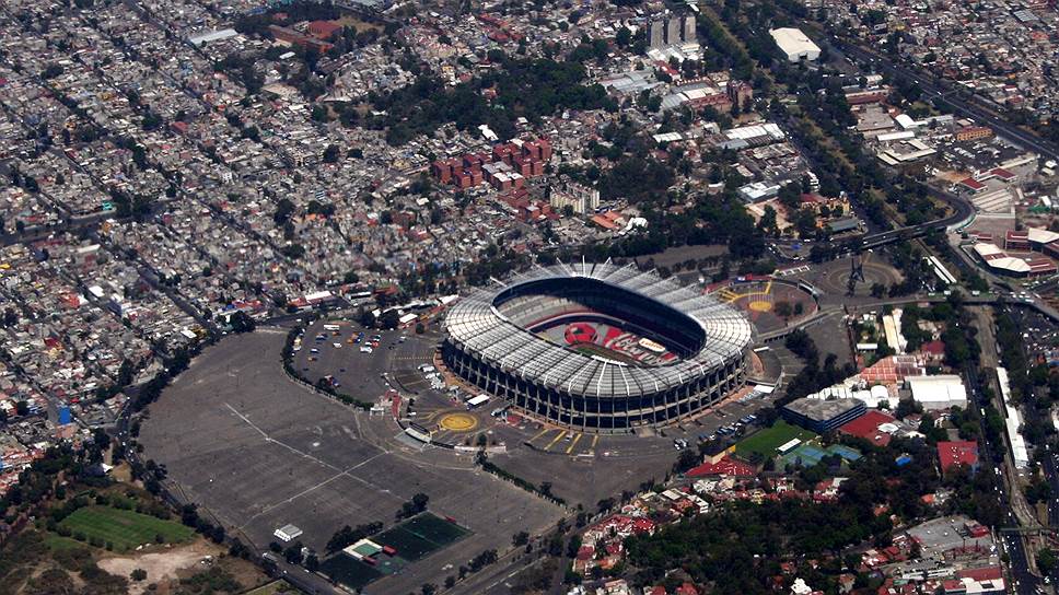 &lt;b>«Ацтека»/Estadio Azteca&lt;/b>&lt;br>
Город: Мехико, Мексика&lt;br>
Вместимость: 105 000 человек&lt;br>
Год постройки: 1966&lt;br>
Стоимость строительства: $19,3 млн&lt;br>
Описание: Построенный еще в 1996 году «Ацтека» сегодня занимает пятое место среди самых больших футбольных стадионов мира. Это главный стадион Мексики, где проводятся домашние матчи сборной страны. На «Ацтеке» 22 июня 1986 года Диего Марадона забил «гол столетия» (лучший гол в истории чемпионатов мира по футболу по итогам опроса FIFA) в ходе матча Аргентина—Англия