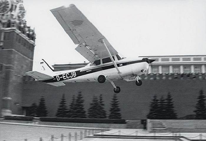 1987 год. На Красной площади в Москве приземлился спортивный самолет Матиаса Руста
