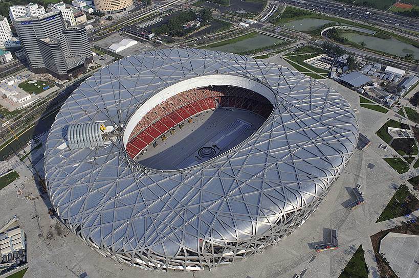 &lt;b>Национальный олимпийский стадион в Пекине/Beijing Guojia Tiyuchang&lt;/b>&lt;br>
Город: Пекин, Китай&lt;br>
Вместимость: 91 000 человек&lt;br>
Год постройки: 2008&lt;br>
Стоимость строительства: $423 млн&lt;br>
Описание: Многофункциональный стадион был построен специально для проведения летних Олимпийских игр 2008 года в Пекине — здесь проходили церемонии открытия и закрытия Олимпиады. Из-за своего необычного дизайна пекинский стадион, построенный по проекту авторов Allianz Arena — швейцарских архитекторов Жака Херцога и Пьера де Мерона — получил название «Птичье гнездо»