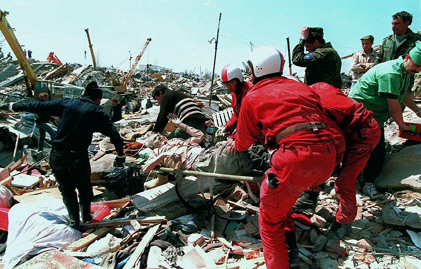 1995 год. Землетрясение в Нефтегорске (Сахалин) за 17 секунд полностью разрушило поселок. Из 3197 жителей погибло 2040 человек, 720 ранено