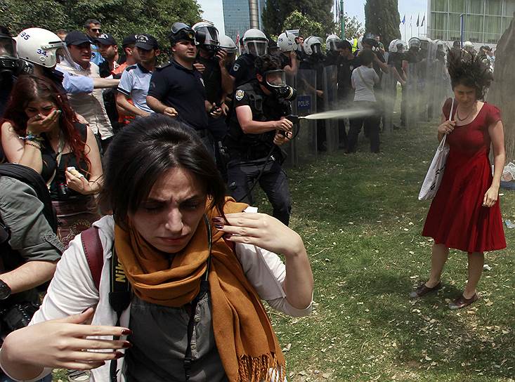 2013 год. Начало протестов на площади Таксим в центре Стамбула. Около 50 экологов разбили лагерь в парке Гези для того, чтобы не допустить вырубку деревьев. Впоследствии несколько сот тысяч человек на протяжении следующих 2 недель приняли участие в массовых акциях протеста, нацеленных против исламизации и клерикализации общества 