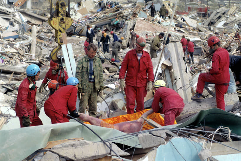1995 год. Землетрясение в Нефтегорске на Сахалине, унесшее более 2 тыс. жизней