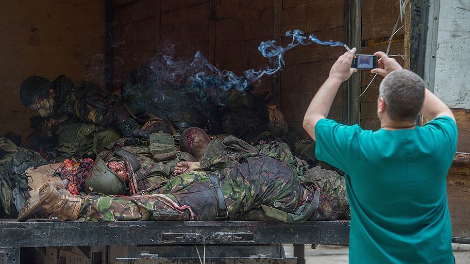 Тела погибших ополченцев батальона «Восток» у морга Калининской больницы Донецка