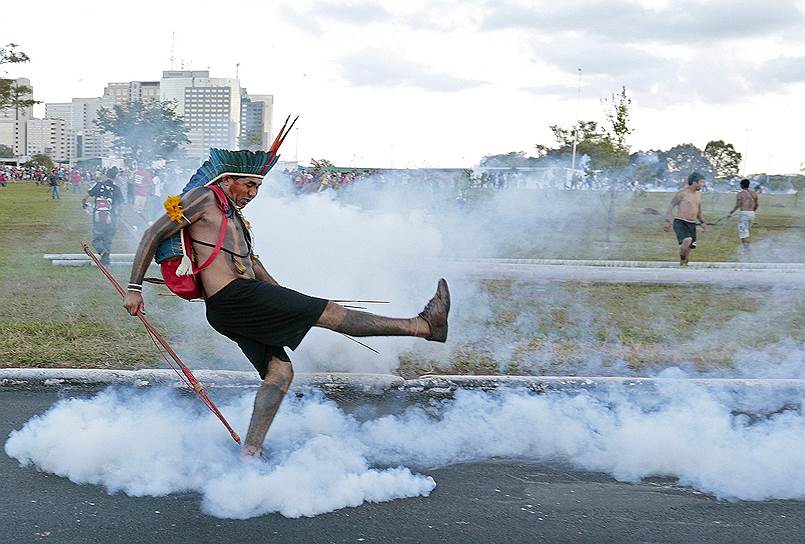 Коренной житель Бразилии во время акции протеста в Бразилиа против проведения Чемпионата мира по футболу