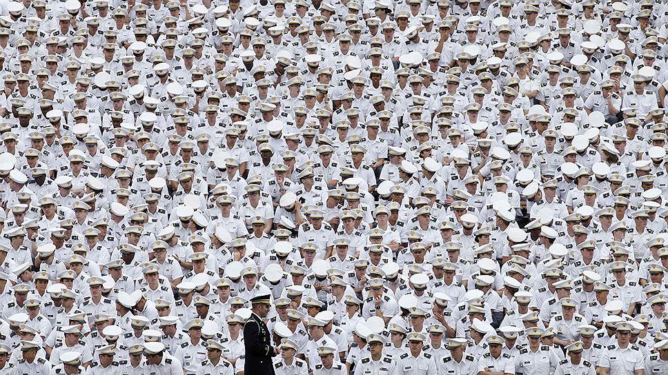 Слушатели на стадионе военной академии в Вест-Пойнте  во время выступления Барака Обамы