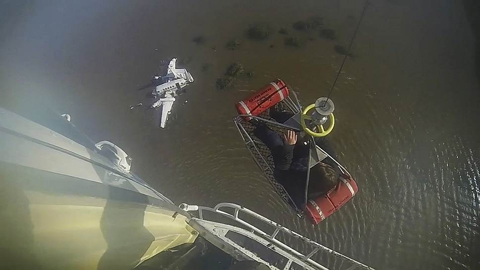 Подъем на борт спасательного вертолета человека, выжившего при падении частного самолета в реку Рио-де-Ла-Плата в Аргентине. На борту самолета находились девять человек, пять из них погибли, остальные находятся в критическом состоянии