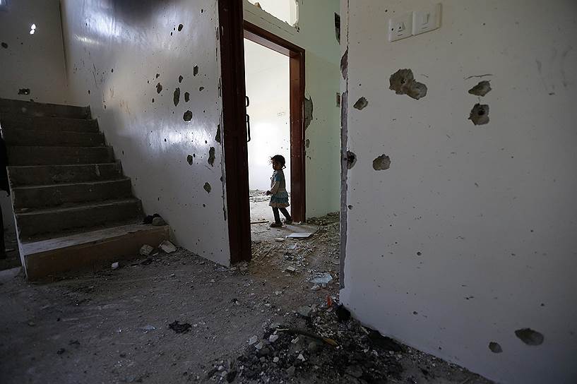 Девочка в своем доме, поврежденном во время перестрелки полиции с боевиками аль-Каиды в районе Архаб к северу Саны, столицы Йемена
