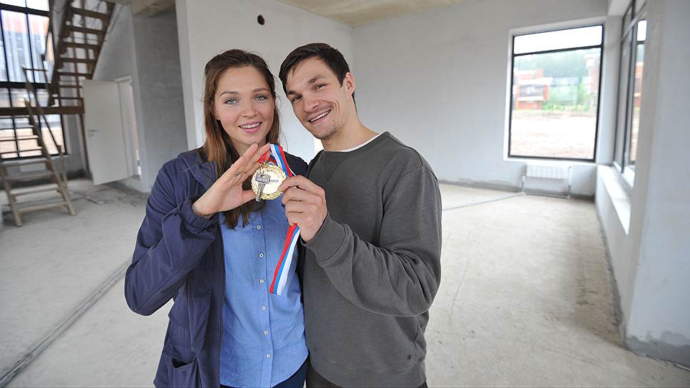 Члены олимпийской сборной команды России по горнолыжному спорту Алена Заварзина и Вик Уайлд 