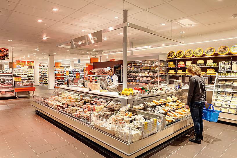 Супермаркет Alkmaar, крупнейший ритейлер в Голландии, полностью освещен на светодиодных решениях. Все светильники и лампы диммируются в зависимости от времени суток и проходящих акций. Также все решения имеют разную цветовую температуру с целью показать товар — от мяса до рыбы и фруктов — в более выгодном свете