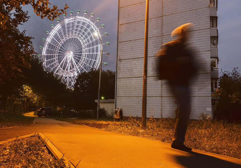 Новое колесо обозрения «Солнце Москвы», самое большое в Европе и одно из самых высоких в мире, открылось 10 сентября 2022 года у Южного входа ВДНХ. Высота конструкции — 140 м. Каждая из 30 кабинок аттракциона вмещает до 15 человек, продолжительность одного круга составляет около 19 минут