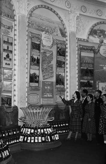 Группа колхозников из Молдавской ССР в павильоне виноградарства и виноделия Всесоюзной сельскохозяйственной выставки, 1955 год