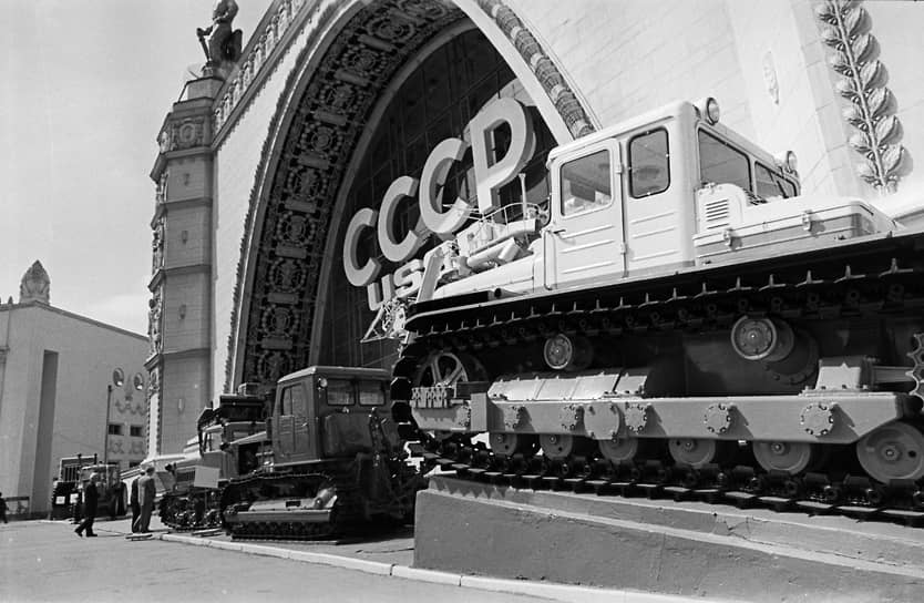 В 1966 году на ВДНХ прошла международная выставка «Современные сельскохозяйственные машины и оборудование». На фото — советский павильон этой выставки
