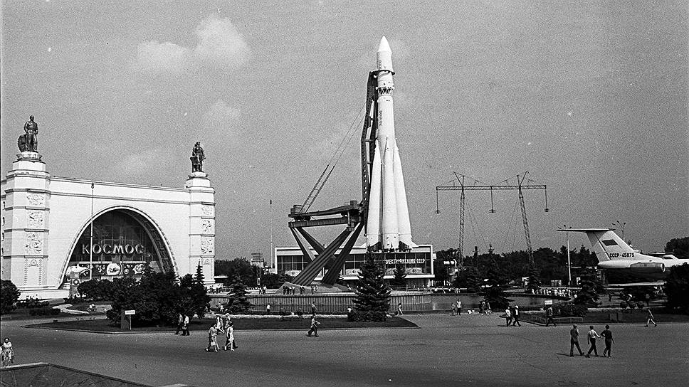 Павильон «Космос» на ВДНХ в 1973 году. Сейчас в числе экспонатов — полноразмерный макет станции «Мир», образцы и макеты космических аппаратов