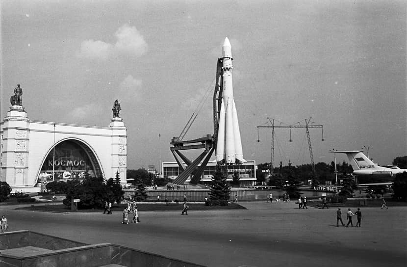Павильон «Космос» на ВДНХ в 1973 году. Сейчас в числе экспонатов — полноразмерный макет станции «Мир», образцы и макеты космических аппаратов
