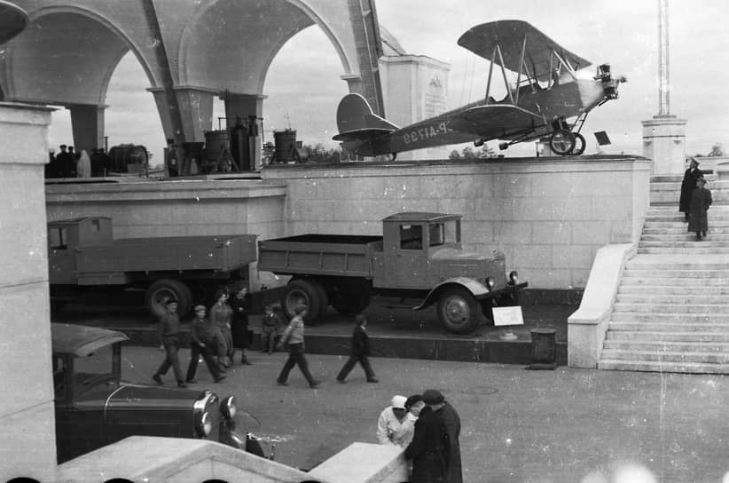 В годы Великой Отечественной войны выставка была закрыта, экспонаты эвакуированы в Челябинск. На базе производственных мастерских разместили цеха военно-ремонтного завода