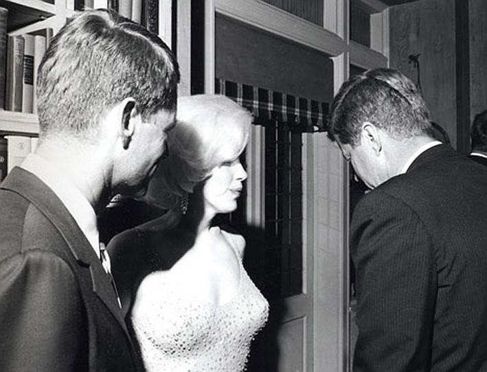 Самый известный и единственный сохранившийся снимок Кеннеди с Мэрилин Монро был сделан на вечеринке в честь 45-летия президента 19 мая 1962 года, через несколько минут после того, как актриса исполнила ставшую всемирно известной версию поздравительной песенки «С днем рождения, господин президент». Во времена президентства Кеннеди было строго запрещено распространять фотографии, на которых он запечатлен вместе с Монро, причем запрет касался также и официального фотографа Белого дома. Все снимки пары изымались сотрудниками ФБР, подобная участь постигла серию фотографий братьев Кеннеди и Монро с вечеринки в честь 45-летия президента. Слухи о связи президента и известной актрисы распространялись с быстротой молнии, а ее преждевременную смерть связали именно с семейством Кеннеди