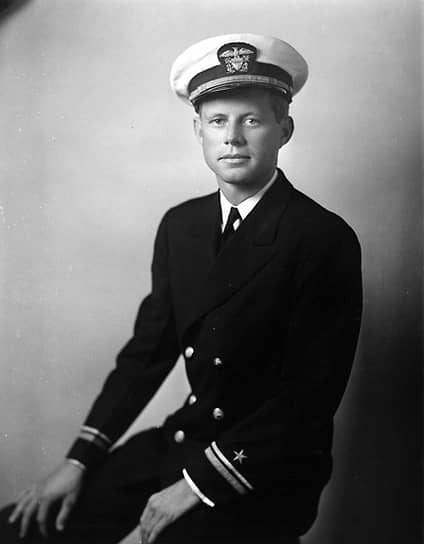 С началом войны Джон Кеннеди ушел добровольцем во флот. В ночь на 2 августа 1943 года катер под командованием лейтенанта Кеннеди был подбит торпедой, пущенной с японского крейсера. Кеннеди проплыл 5 км до берега острова Новая Джорджия, буксируя раненого матроса