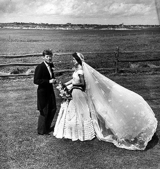 Свадьба состоялась 12 сентября 1953 года в церкви Св. Марии в Ньюпорте, штат Род-Айленд. Молодожены провели медовый месяц в Акапулько, а затем поселились в своем новом доме в Маклине, Вирджиния. Семейная жизнь Жаклин Кеннеди постоянно омрачалась изменами мужа