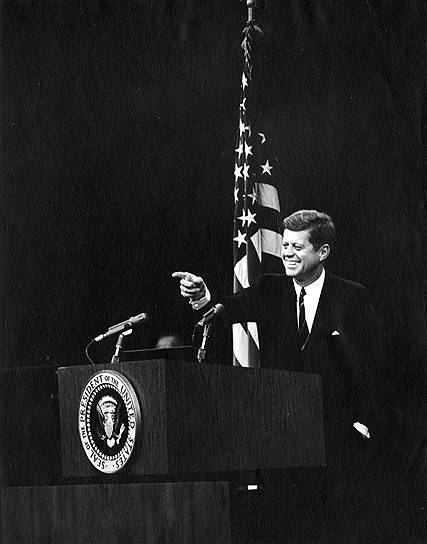 Несмотря на отдельные успехи, президентство Кеннеди в целом нельзя назвать удачным в смысле законодательства. Он не получил новых ассигнований на развитие образования и медицинской помощи престарелым, а минимальная заработная плата поднялась незначительно. Тем не менее, народ любил Кеннеди и считал его честным, заслуживающим доверия президентом