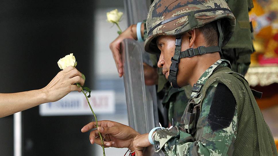 На курортах Таиланда военное положение не ощущается. Военных здесь не видно вовсе. Да и полиции не больше, чем обычно, а обычно ее нигде нет. Туристы — в основном из России и Китая — продолжают прибывать