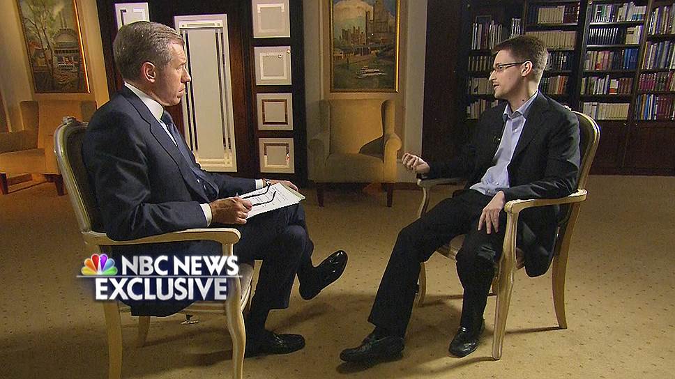 28 мая. Бывший сотрудник АНБ Эдвард Сноуден (справа) дал интервью телеканалу NBC