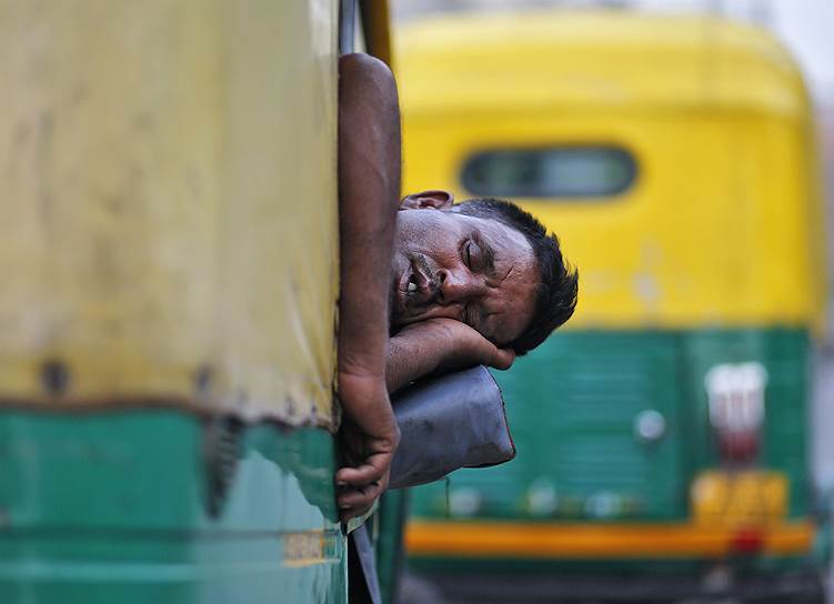Спящий моторикша в Дели