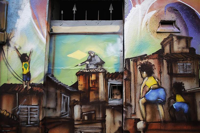 Дом в фавеле Вила-Флавия в Сан-Паулу, расписанный граффити к предстоящему Чемпионату мира по футболу в Бразилии
