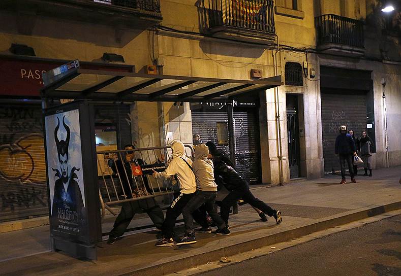 Беспорядки в Барселоне, вспыхнувшие после выселения сквоттеров из дома в районе Сантс
