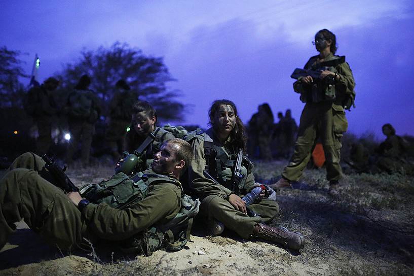 Израильские девушки-солдаты отдыхают после 20-километрового марша в пустыне Негев