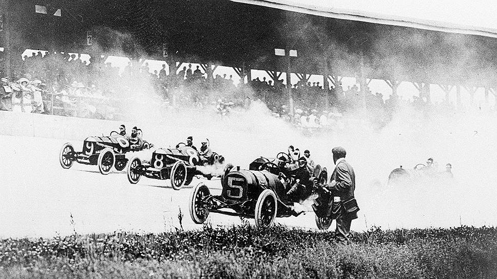 Первый заезд «Индианаполис-500» состоялся 30 мая 1911 года в одноименном штате. Это старейшая гонка в мире&lt;br>На фото: первая 500-мильная гонка в Индианаполисе