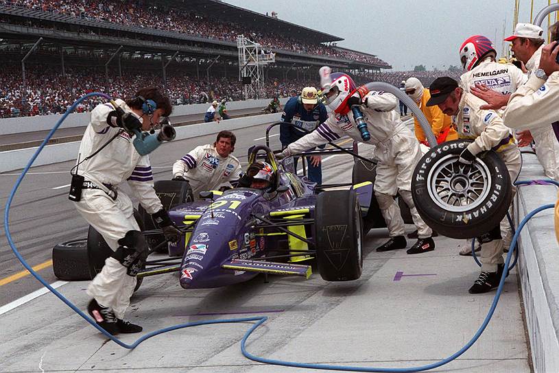 Такой огромной аудитории нет, пожалуй, ни у какого другого спортивного соревнования&lt;br>На фото: победитель Indy 500 1996 года Бадди Лэйзер