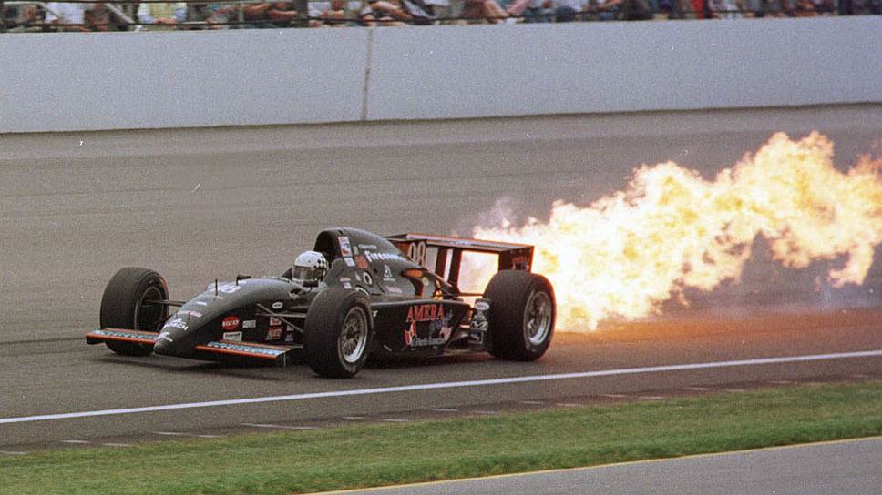 Гонки американской серии Indycars — аналог «Формулы-1» Старого Света. «500 миль Индианаполиса» — центральная гонка первенства&lt;br>На фото: автомобиль Донни Бичлера во время гонок 1998 года