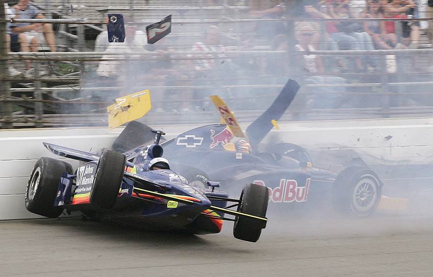 Машины Indycars сконструированы таким образом, чтобы они могли ехать очень близко друг к другу, не теряя управляемости и не подвергая опасности жизнь пилотов&lt;br>На фото: автомобили Эда Карпентера и Марка Тейлора столкнулись во время гонок 2004 года