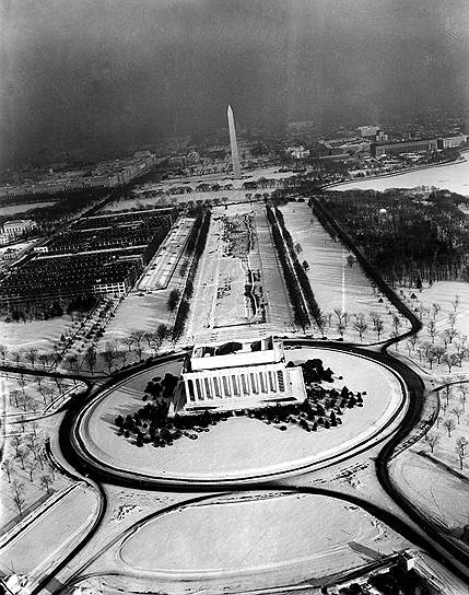 1922 год. В Вашингтоне председателем Верховного суда США Уильямом Говардом Тафтом торжественно открыт Мемориал Авраама Линкольна