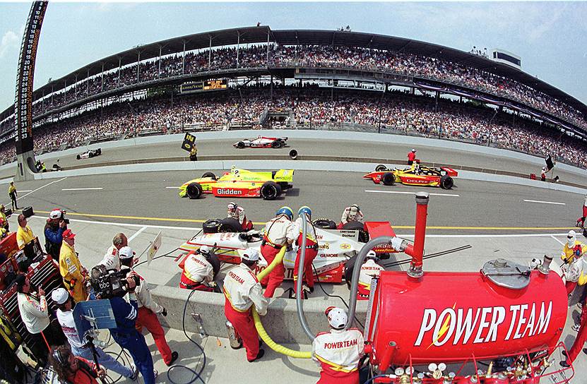 Масса Indycar не должна превышать в снаряженном состоянии без топлива 704 кг (в «Формуле-1» — не более  590 кг вместе с пилотом)&lt;br>На фото: гонщик Кенни Брак на пит-стопе во время гонки 1999 года