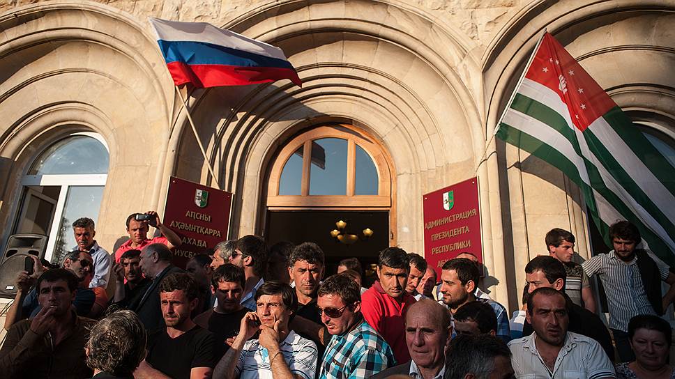 27 мая. Оппозиция в Абхазии штурмовала президентский дворец и добилась отставки правительства