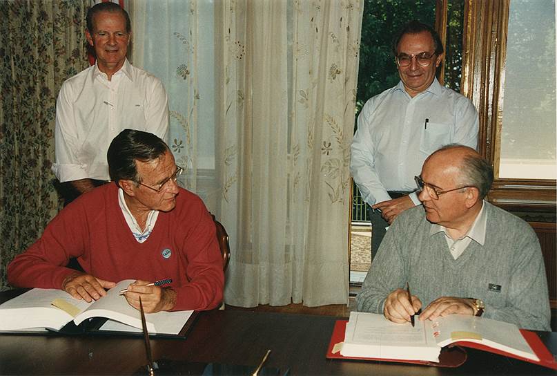 1990 год. Президент СССР Михаил Горбачев и президент США Джордж Буш подписали договор об уничтожении и непроизводстве химического оружия